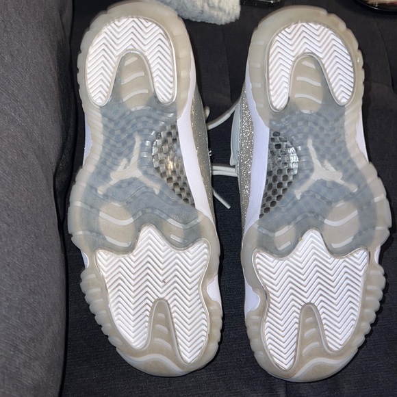 Wmns Air Jordan 11 Retro ‘Vast Grey’ - Picture 3 of 3